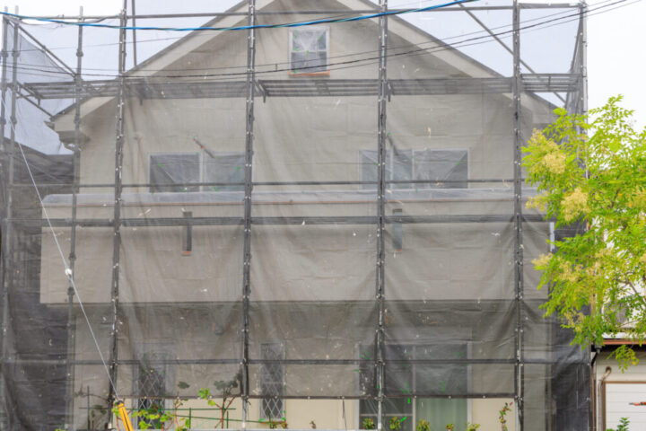 住宅の外壁塗装のための足場とネット